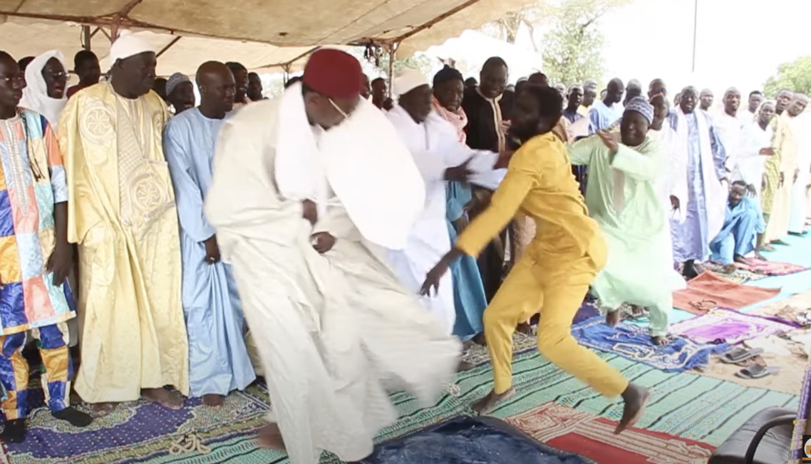 Un imam agressé au couteau en pleine prière de Tabaski par un individu membre d’une secte (Vidéo)