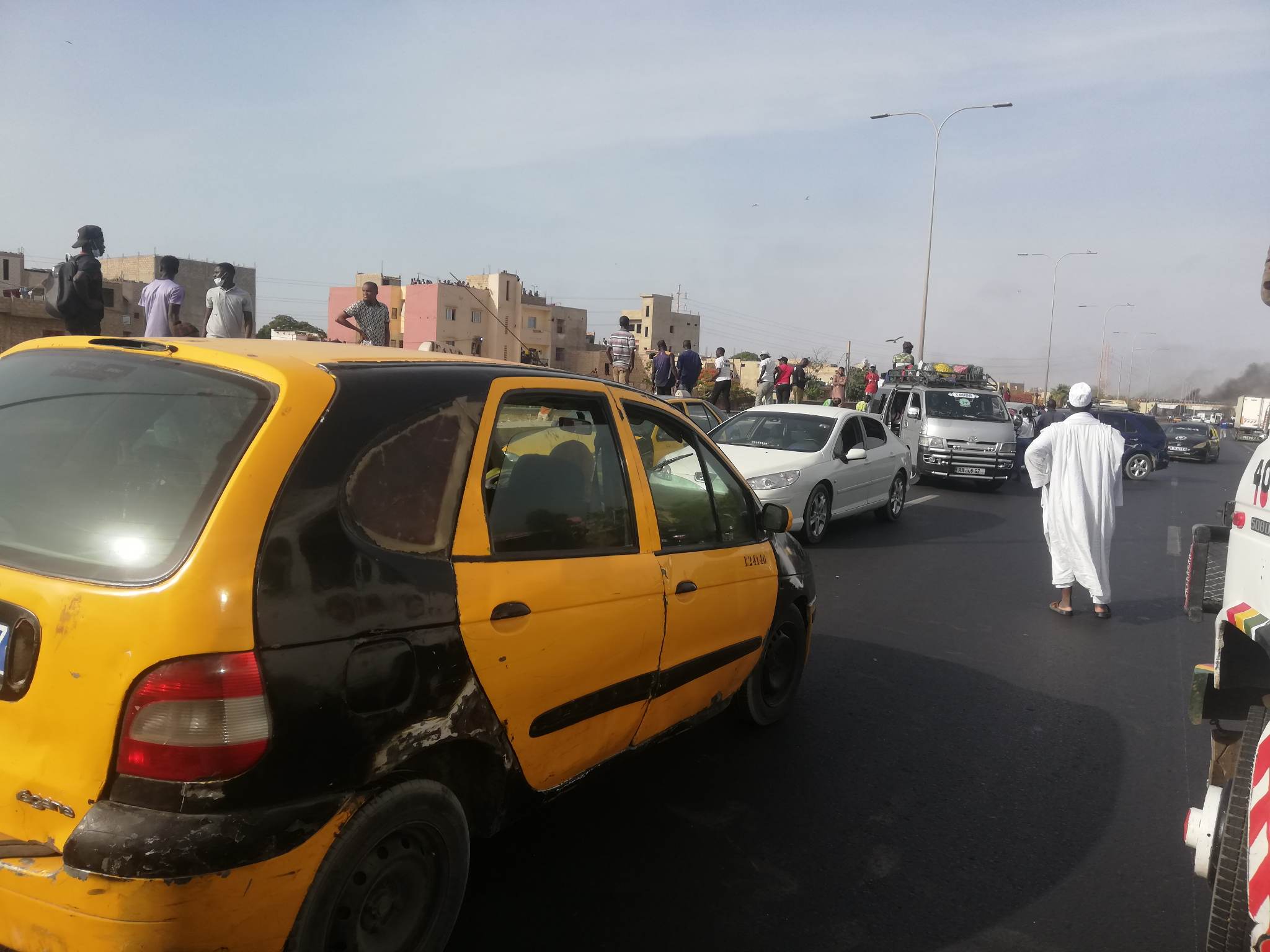 Reprise des manifestations : Des centaines de véhicules pris au piège sur l’autoroute à péage (Photos)