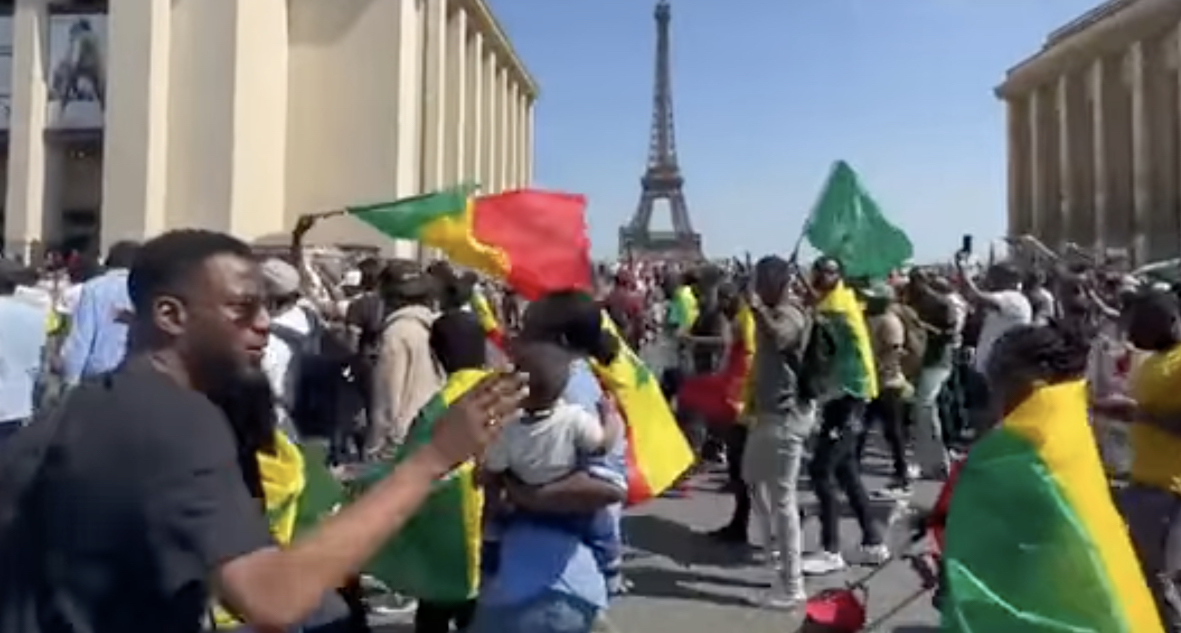 Manifestation de masse des Sénégalais à la place du Trocadéro à Paris (Vidéo)