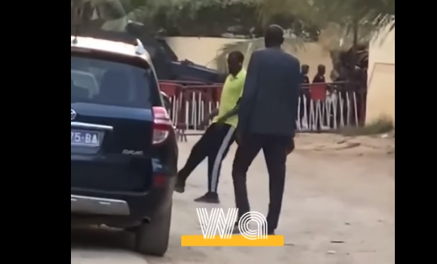 Ousmane Sonko, devant sa maison en train de jongler au ballon… (vidéo)