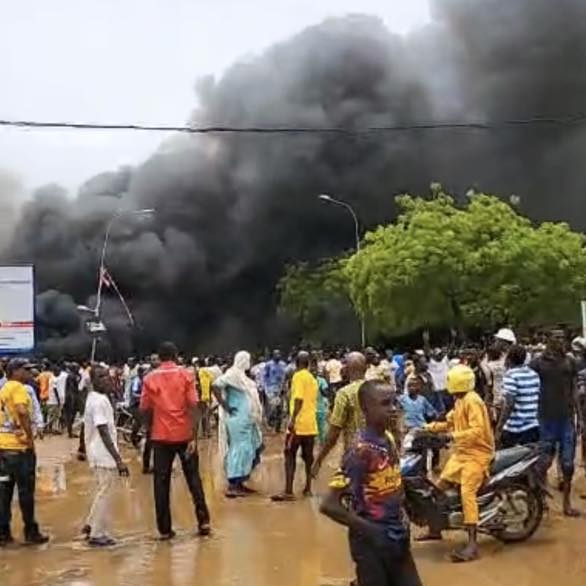Coup d’Etat au Niger : Des manifestants brûlent le siège du parti de Mohamed Bazoum (Vidéo)