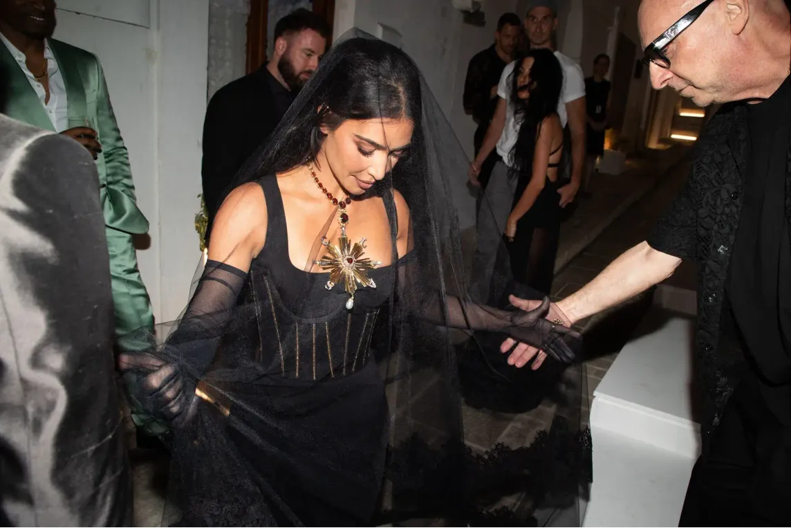 Kim Kardashian : « veuve noire » superstar pour…