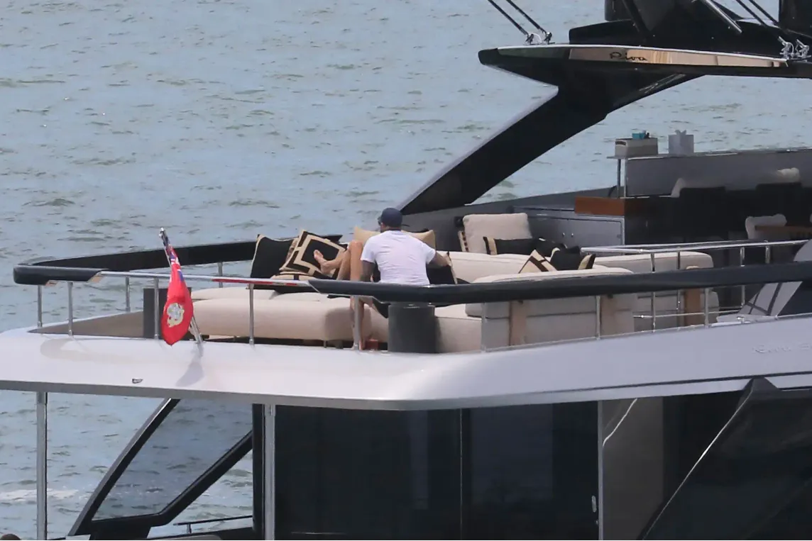 David et Victoria Beckham : les tourtereaux photographiés à bord de leur superbe yacht(photos)