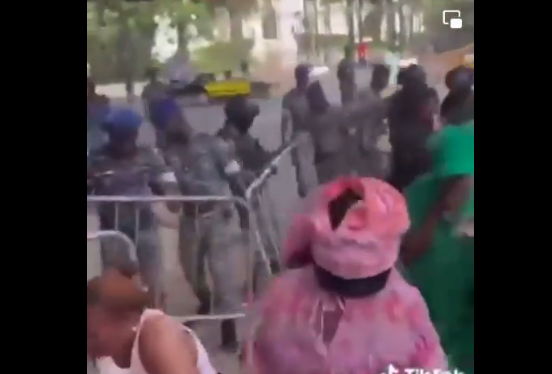 Partis applaudir Macky Sall devant le Palais : Des militants de l’APR ont été repoussés avec des gaz