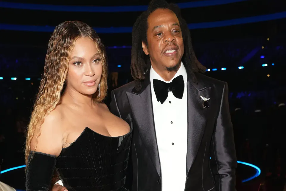 Beyoncé en soirée avec Jay-Z et leur fille, robe XXL et lunettes en diamants