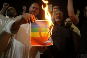 Coran brûlé en Suède : Des Irakiens incendient des drapeaux LGBTQ+