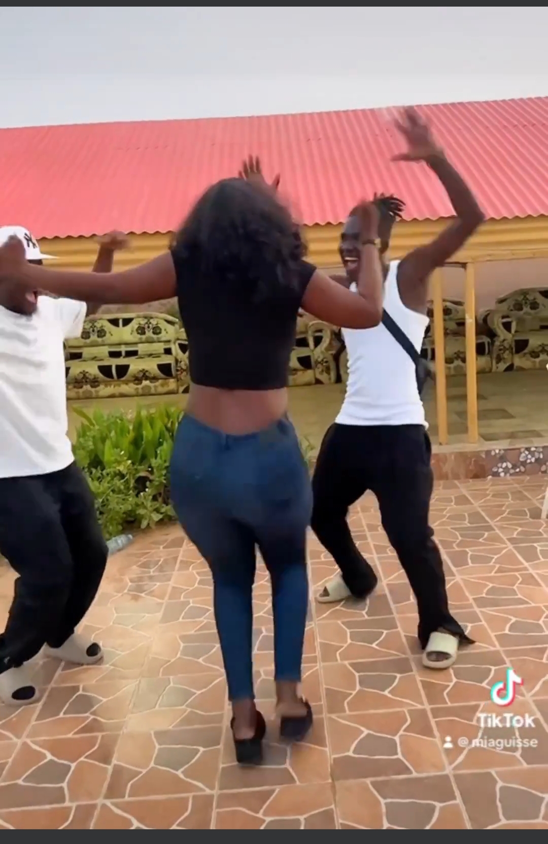 Mia Guissé : Déhanché hot sur un son (vidéo)