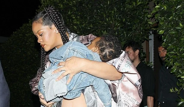 Rihanna enceinte, son fils d’un an dans ses bras…