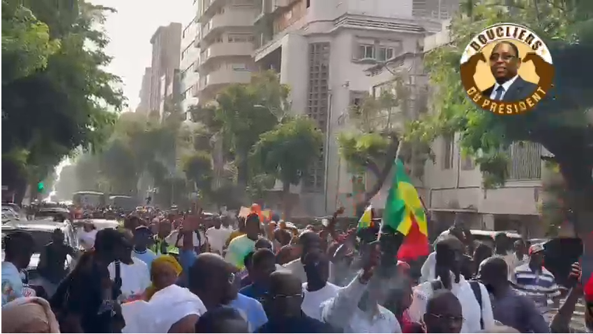 Devant les Grilles du Palais : Manifs interdites et tolérées