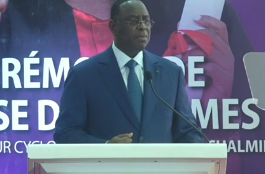 Macky Sall invite des diplômés à se méfier du slogan: « Xaliss ken duko liggey dagn koy lidjeunti »