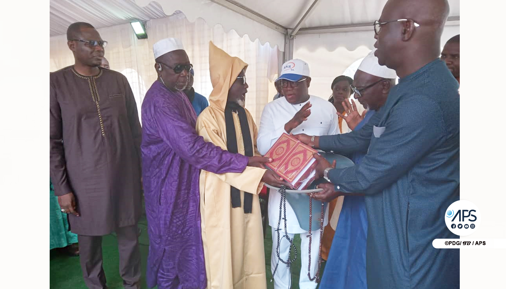 (2) Photos: Abdoulaye Baldé, directeur de l’APIX, remet du matériel aux mosquées et écoles de Mbao