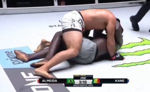 (2) Photos : Reug Reug surmonte le malaise pour vaincre le Brésilien Buchecha en MMA