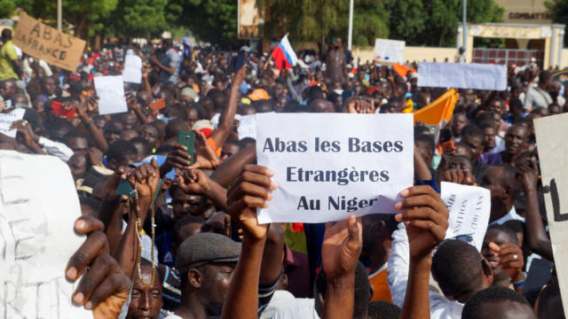Coup d’Etat au Niger : Des centaines de manifestants pro-junte devant une base militaire française