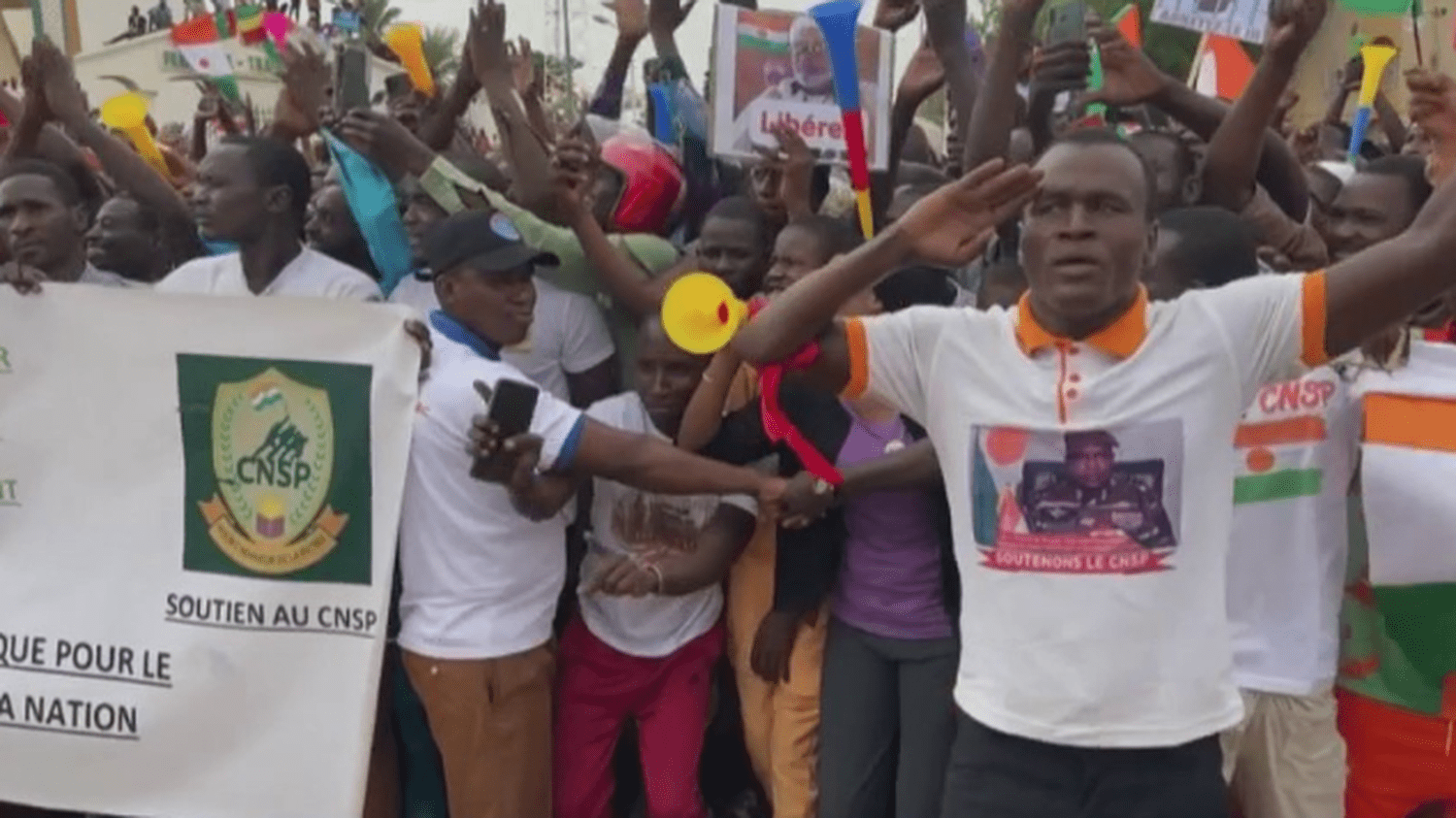 Niger: Des milliers de manifestants demandent le départ des soldats français