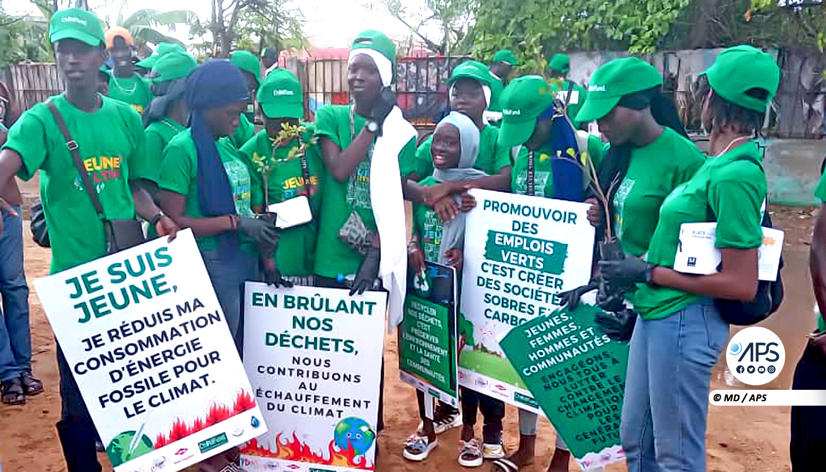 Photo : L’ONG Child Fund international mobilise 50 jeunes pour nettoyer le bassin de rétention de Médina Gounass