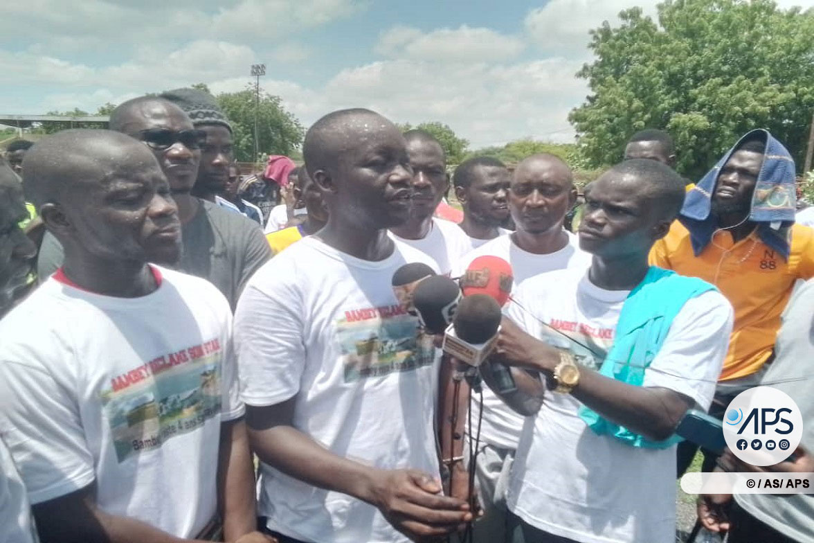 Photo: Marche des jeunes de Bambey pour demander l’achèvement des travaux de réhabilitation du stade municipal