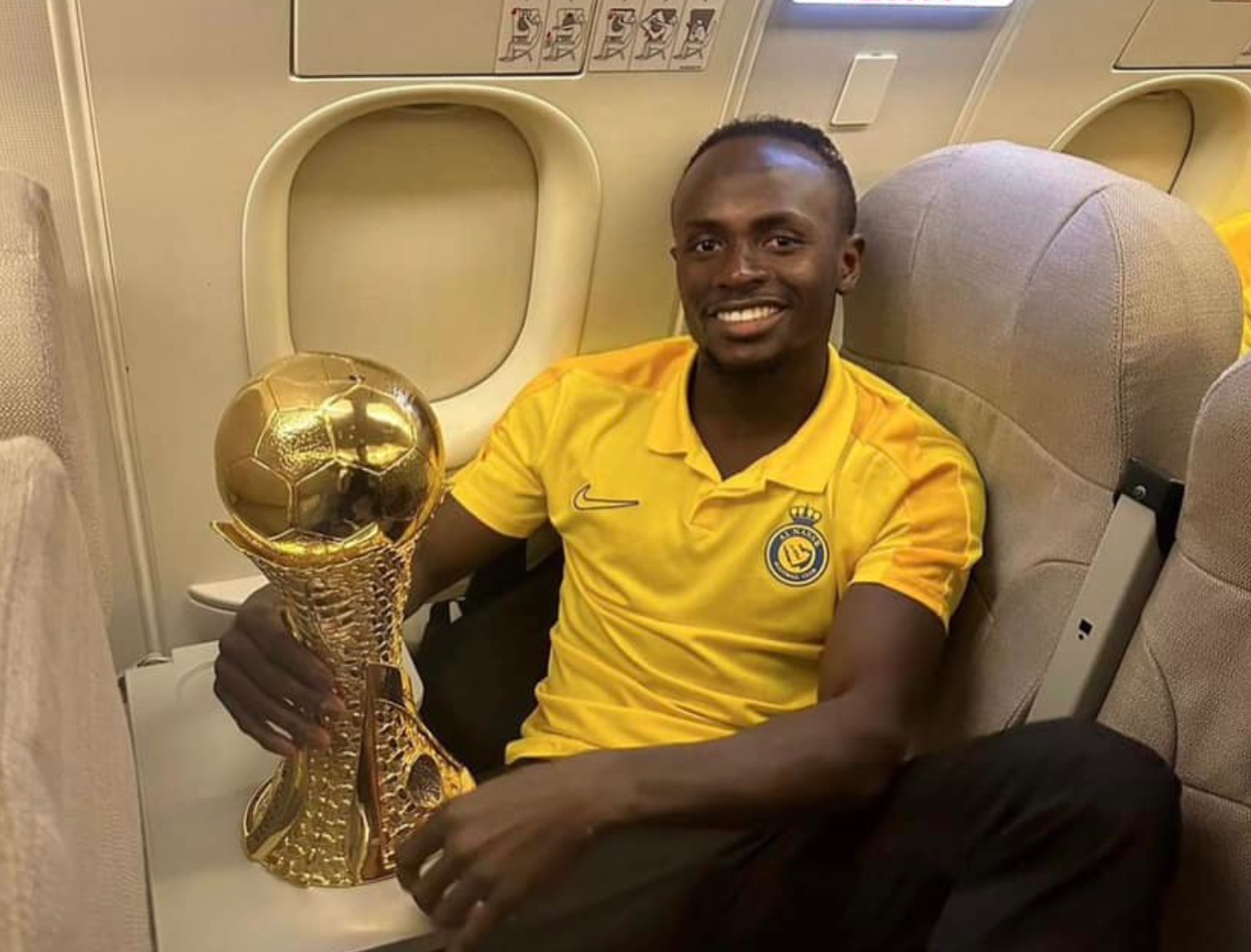 Al Nassr : Sadio Mané savoure son premier trophée dans l’avion (photos)