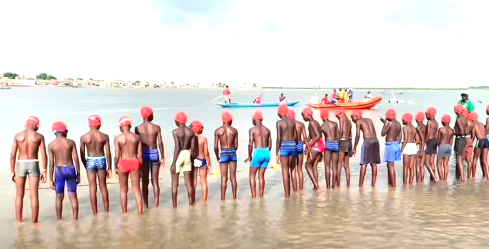 Natation/Traversée Joal-Fadiouth: Un tournoi réunit près de 250 participants. Regardez !