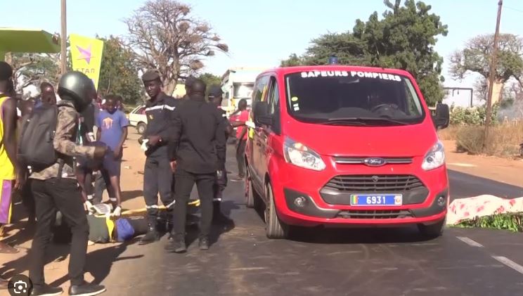 Collision mortelle à Thiès : Une voiture 407 percute une moto Jakarta…