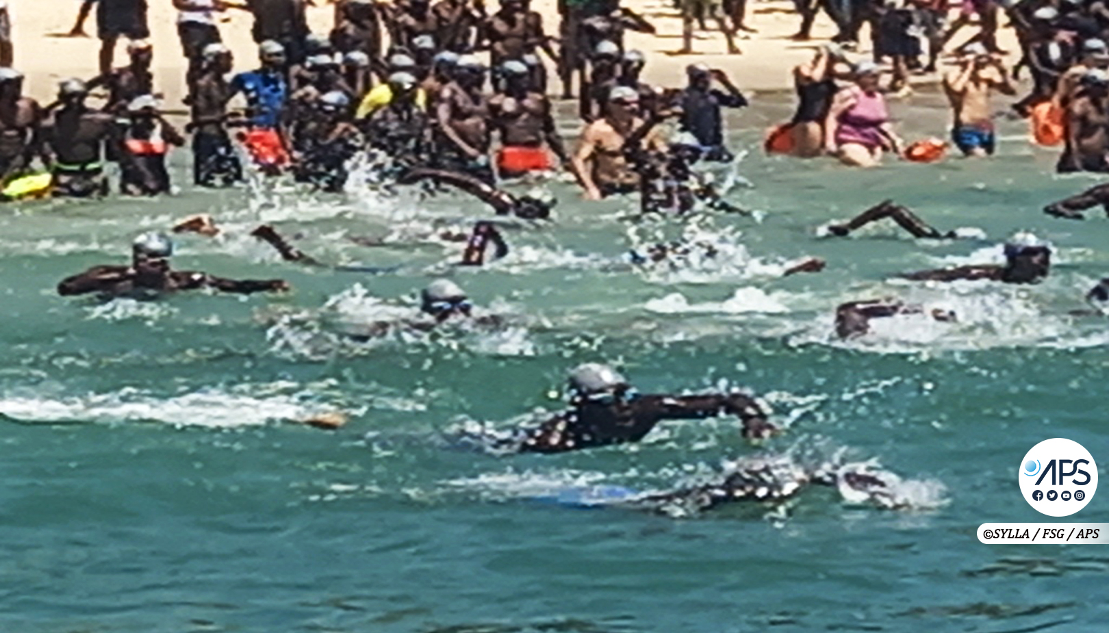 (2) Photos: 650 nageurs participent à la 34e édition de la traversée Dakar-Gorée, soulignant l
