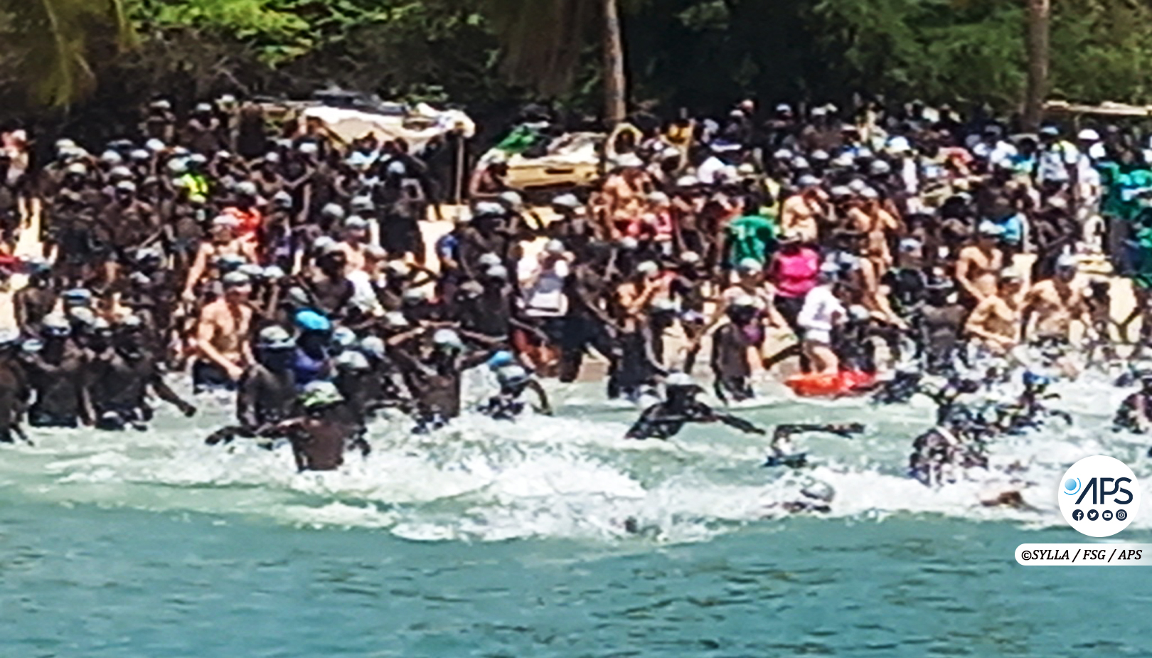 (2) Photos: 650 nageurs participent à la 34e édition de la traversée Dakar-Gorée, soulignant l’unité par la natation