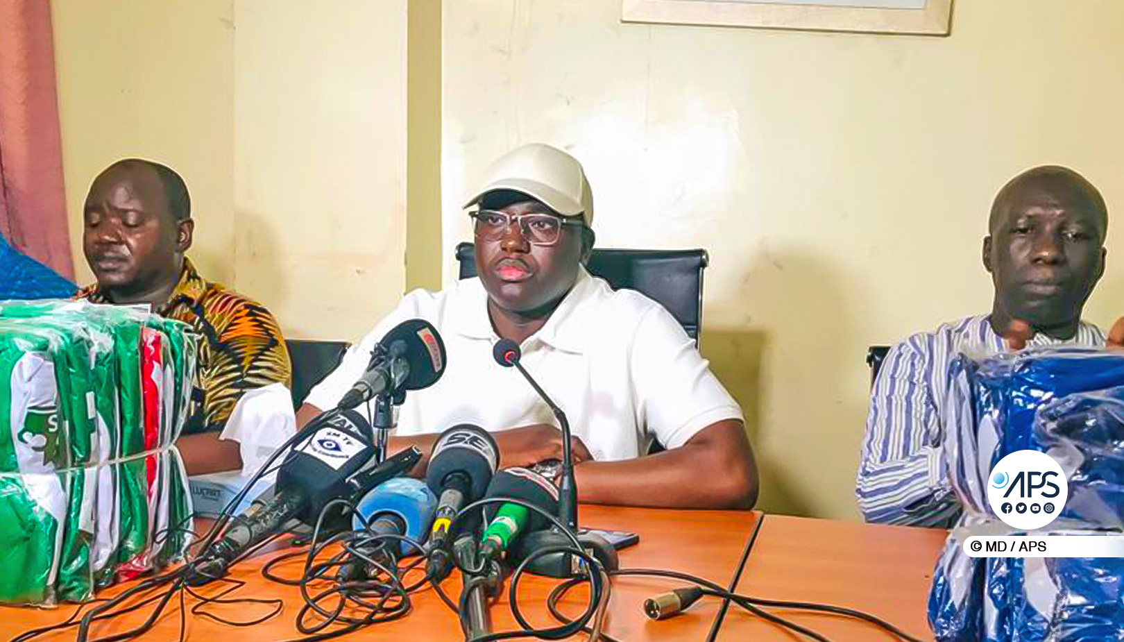 (2) Photos : Directeur de la SAPCO offre des équipements sportifs aux ASC de Sédhiou