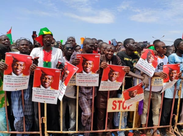 Burkina Faso : Des milliers de personnes réclament une nouvelle constitution en soutien au capitaine Ibrahim Traoré