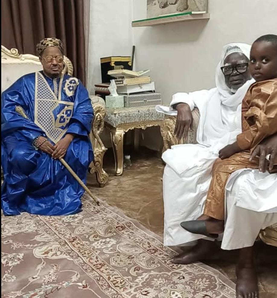 Touba : Ahmed Khalifa Niass et son fils Bamba reçus par Serigne Mountakha (photos)