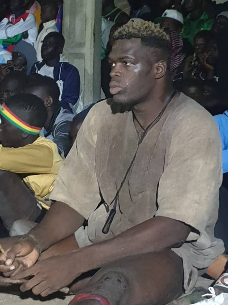 Le champion de lutte Ndiol Géant embarque pour l’Espagne : une nouvelle tendance parmi les lutteurs sénégalais ?