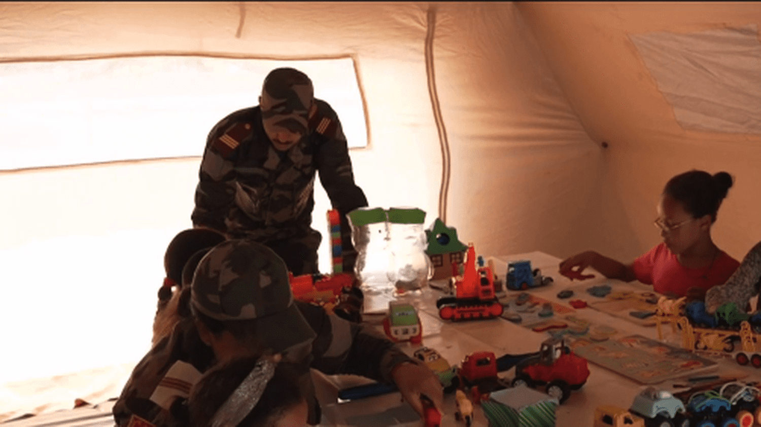 Maroc : Des enfants traumatisés par le séisme trouvent du réconfort dans des campements d’urgence