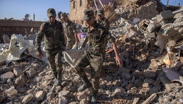 Maroc : le séisme fait 2 681 morts, la position politique de Macron mise à l’épreuve