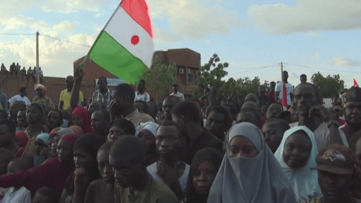 Paris ne cède pas aux ultimatums des putschistes nigériens : 1500 soldats français maintenus malgré la pression