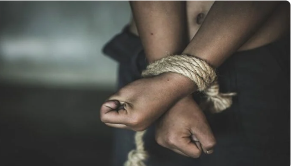 Emprisonnée avec son bébé, une voleuse de bijoux en or enlève deux enfants