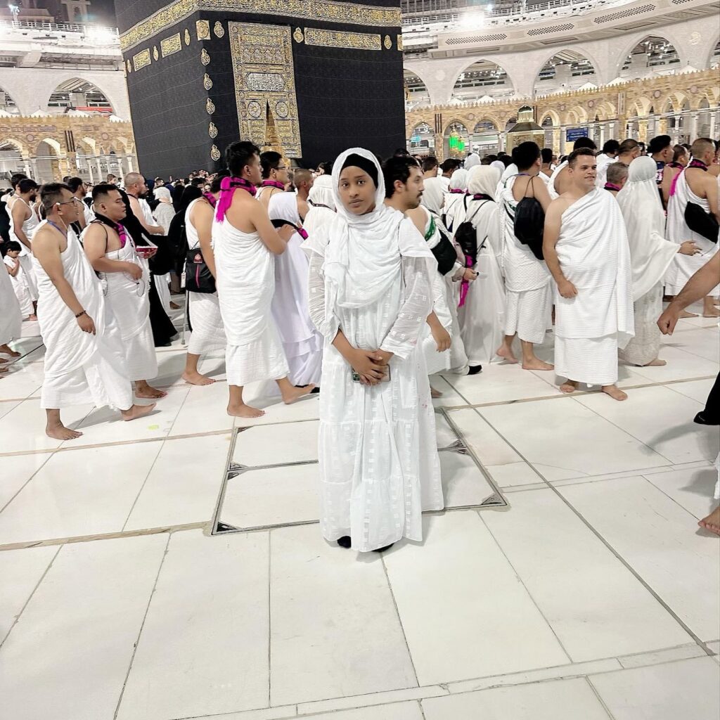 La Mecque : L’actrice Esther Ndiaye s’affiche pieuse devant la Kaaba (Photos)