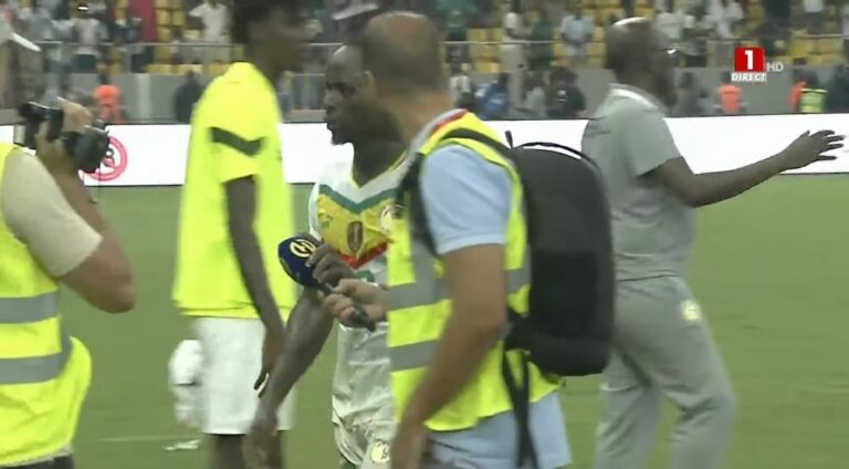 Sénégal-Algérie : Sadio Mané repousse le micro d’un journaliste….Regardez !