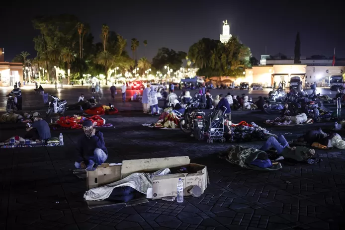 Les habitants de Marrakech dorment dehors pour la troisième nuit après le séisme (video)