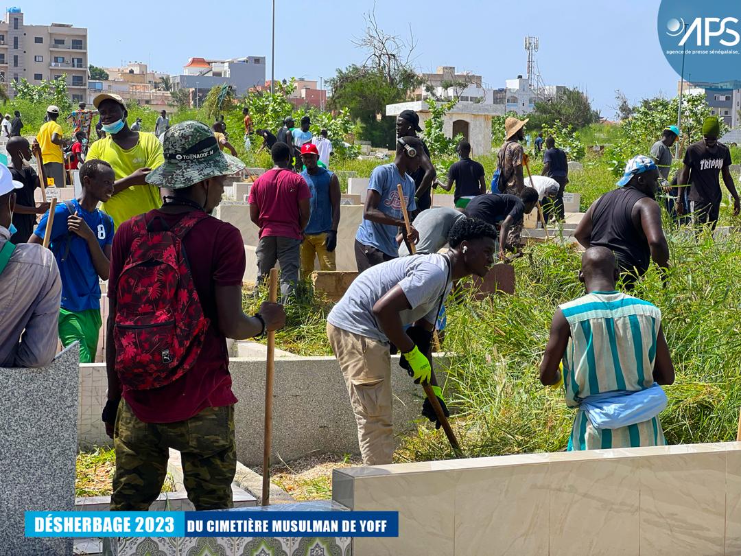 (10) Photos : Opération de désherbage 2023 au cimetière musulman de Yoff