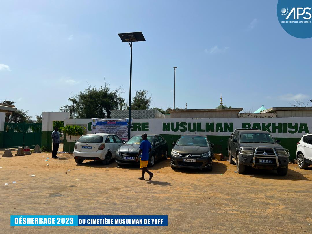 (10) Photos : Opération de désherbage 2023 au cimetière musulman de Yoff