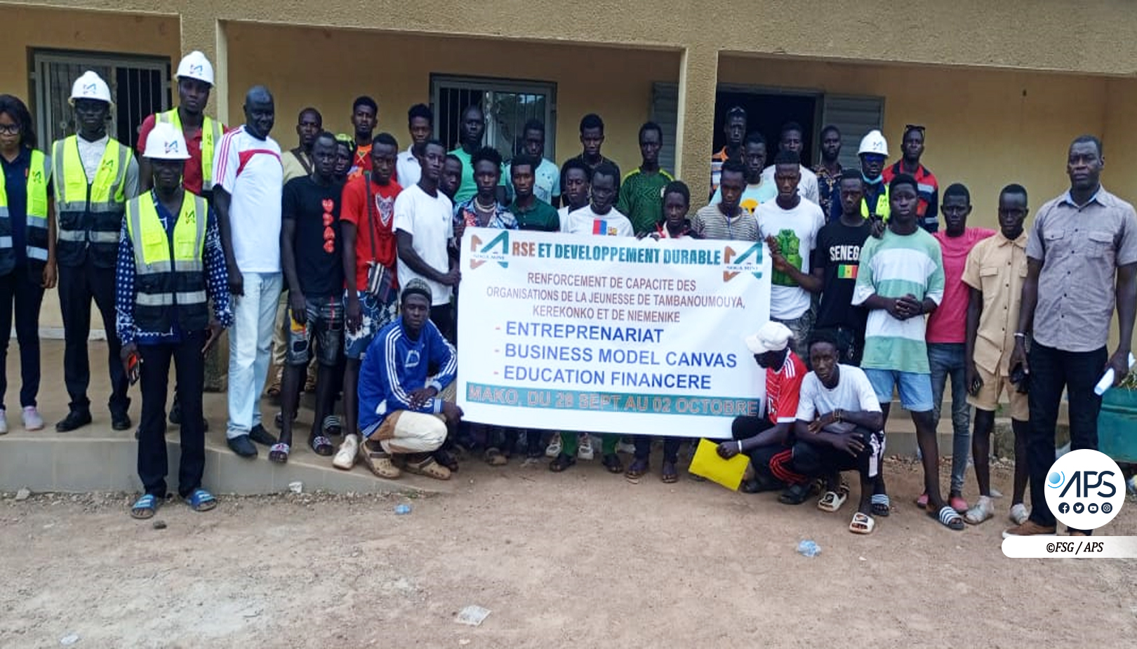 (3) Photos - 38 jeunes formés en éducation financière et business plan par Noga Mine à Kédougou