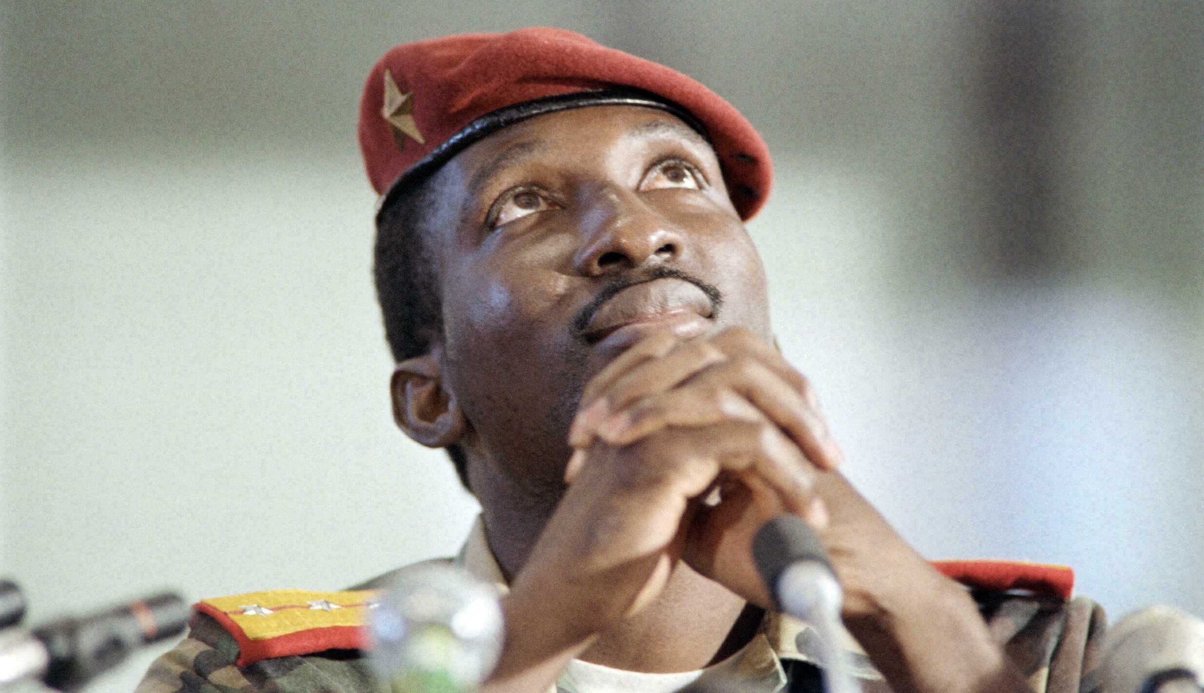 Burkina Faso : Thomas Sankara, nouvellement élevé au rang de ‘Héros de la nation’, suscite des réactions