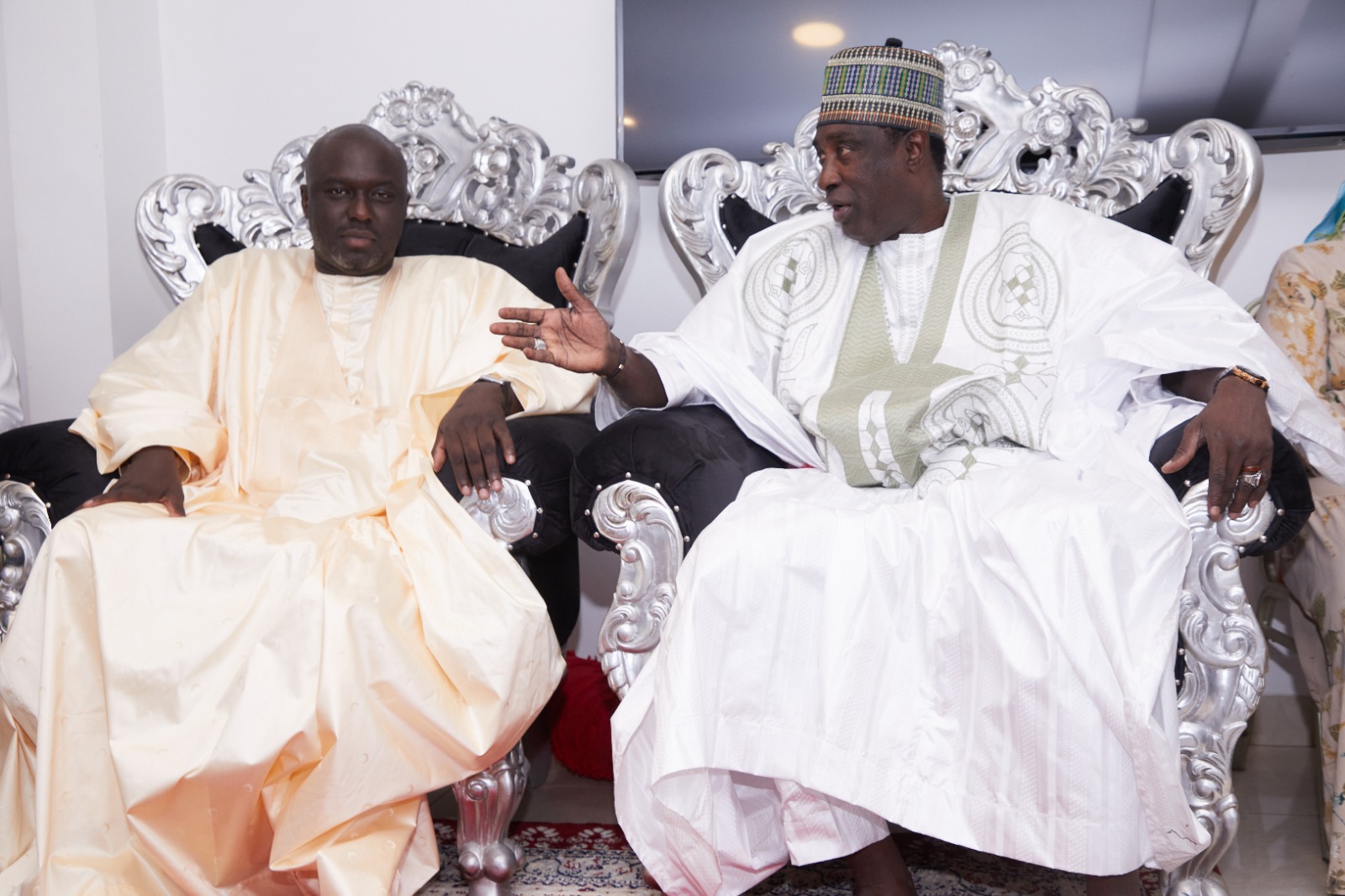 Présidentielle 2024 : Karim Fofana reçu par le grand Serigne de Dakar et les commerçants…(photos)