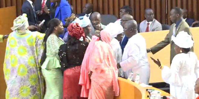 Crise à l’Assemblée : Taxawu Sénégal démissionne du groupe parlementaire Yewwi Askan Wi