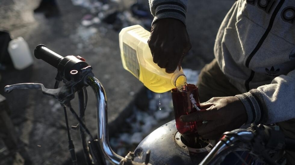 Un marché noir de carburant démantelé entre Dakar et Thiès : 146 mille litres saisis par la Douane…