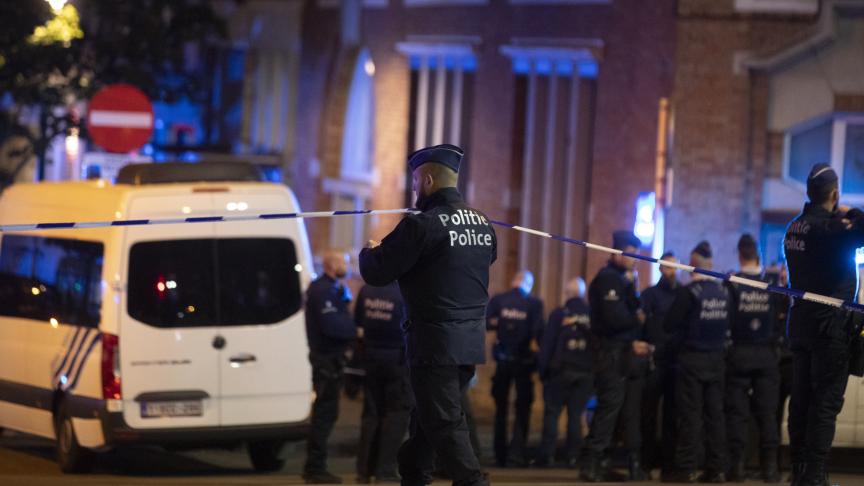 Attentat à Bruxelles : Plusieurs personnes tuées, le suspect toujours en fuite. Regardez la vidéo de l’attaque