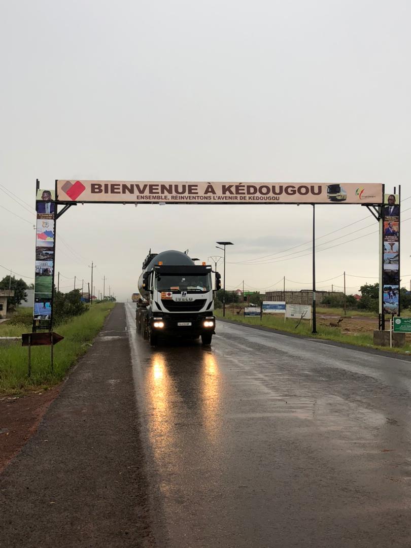 Photos : Le nouveau panneau « Bienvenue à Kédougou » installé…