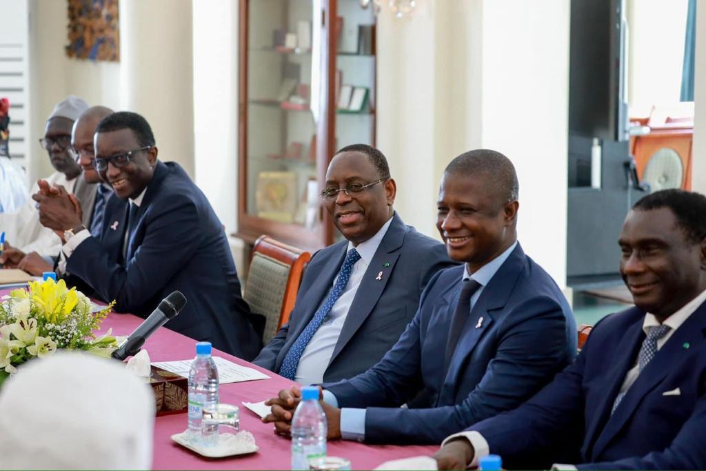 Macky Sall offre des véhicules flambants neufs aux chefs de village