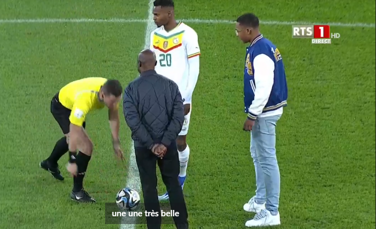 Sénégal vs Cameroun: Le fils de Pape Bouba Diop et Roger Milla donnent le coup d’envoi de la rencontre (Vidéo)