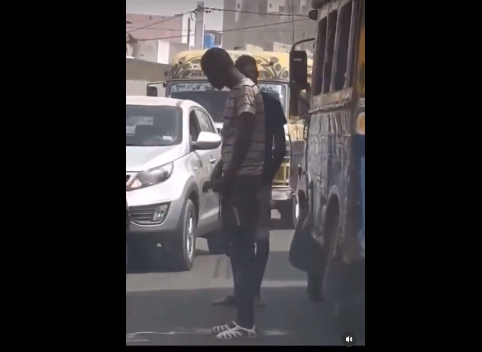 Incivisme à Dakar : Un apprenti car rapide pisse en pleine circulation. Regardez !