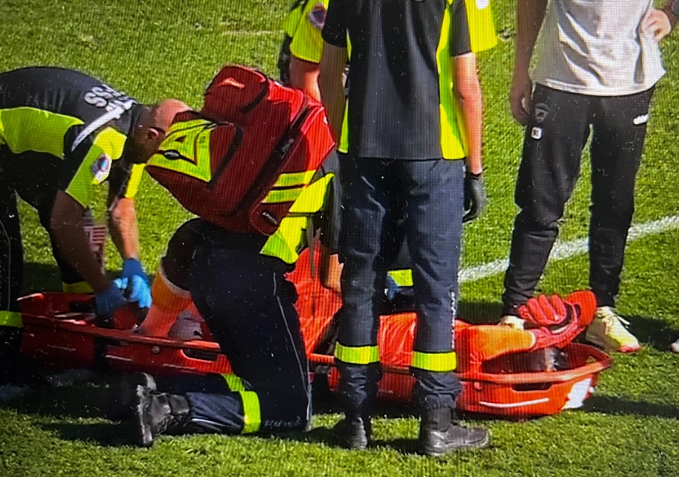 Montpellier vs Clermont: Mory Diaw évacué sur civière après avoir été touché par un pétard, Regardez!