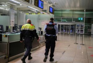 Arrestation de cinq passeurs qui faisaient passer des migrants pour des employés de l’aéroport de Barcelone